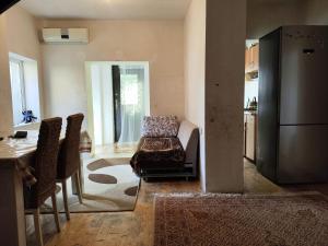 ein Wohnzimmer mit einem Stuhl und einem Kühlschrank in der Unterkunft Family House at Baku Olympic Stadium in Baku
