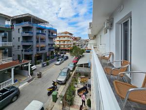 Una vista de una calle de la ciudad desde un balcón. en Exarhos Apartment, en Paralia Katerinis