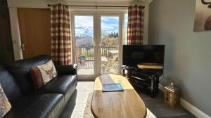 een woonkamer met een bank en een salontafel bij Skye in Oban