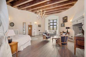 - une chambre avec un lit, une table et des chaises dans l'établissement Château de Saint Vidal, à Saint-Vidal