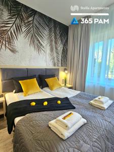 Postel nebo postele na pokoji v ubytování 365PAM - Studio Dominikańska Szóstka - Z PARKINGIEM W CENIE, KRYTY BASEN W OBIEKCIE