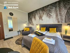 Postel nebo postele na pokoji v ubytování 365PAM - Studio Dominikańska Szóstka - Z PARKINGIEM W CENIE, KRYTY BASEN W OBIEKCIE + 35 fotografií