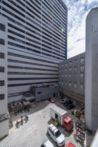 una vista aérea de un aparcamiento frente a un edificio en Oasis Imperial & Fortaleza, en Fortaleza