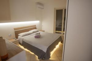 una camera da letto con un letto con una viola sopra di Casa moderna con vista Etna e mare vicinissima alla spiaggia a Mascali
