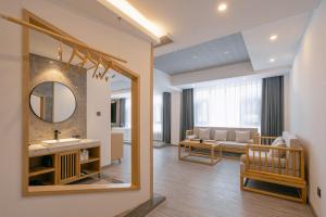 Rivulet Mountain Hotel - Zhangjiajie Forest Park Scenic Area tesisinde bir oturma alanı