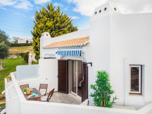 a villa with a view of the courtyard of a house at Clube Albufeira: 2BR Prime Holidays Retreat in Albufeira
