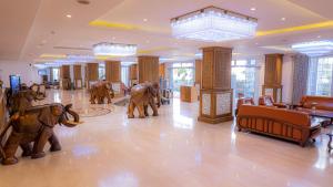 a lobby with statues of elephants on the floor at Araliya Green City Hotel in Nuwara Eliya