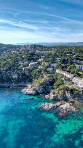 an aerial view of a small island in the ocean at Apartamento de lujo con vistas al mar, a dos minutos de la playa in Calella de Palafrugell