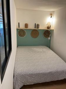 1 dormitorio pequeño con 1 cama en una habitación en La Bagatelle 100 m de la plage en Hauteville-sur-Mer