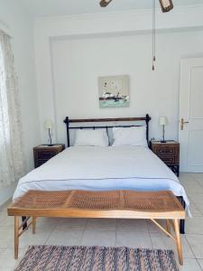 Dapia Holiday Home في سبيتسيس: غرفة نوم بسرير كبير وموقف ليلتين