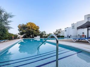 Basen w obiekcie 75-Apartment with Views in Elviria, Marbella lub w pobliżu