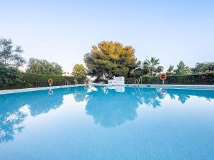 Basen w obiekcie 75-Apartment with Views in Elviria, Marbella lub w pobliżu