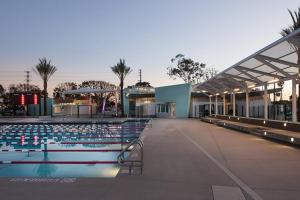 una gran piscina frente a un edificio en Newly Remodeled House in Cul-de-Sac, en Torrance