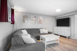 salon z kanapą i telewizorem w obiekcie Rügenferienhaus Gartenwohnung w mieście Schaprode