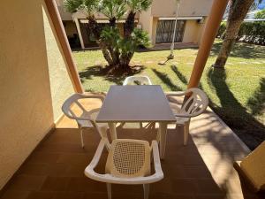 une table et des chaises sur une véranda avec une table dans l'établissement Retiro Park II - Serviden, à Dénia