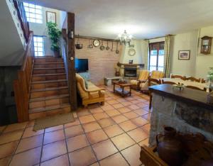 un salon avec un escalier et un salon avec une cheminée dans l'établissement Chanin 2, à Pinilla de los Barruecos