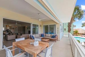 Bazén v ubytování Blue Bay Beach Apartments nebo v jeho okolí