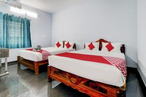 1 dormitorio con 2 camas y ventana en Flagship Sai International Near Nagasandra Metro Station en Bangalore