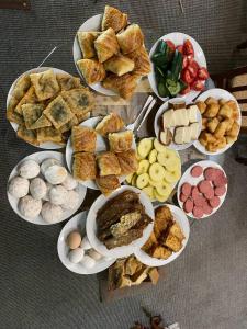 una mesa llena de diferentes tipos de comida en platos en "CHOR MINOR" BOUTIQUE HOTEL Bukhara Old Town UNESCO HERITAGE List Est-Since 1826 Official Partner of Milano La Rosse Aroma, en Bukhara