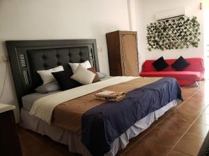 - une chambre avec un grand lit et des oreillers dans l'établissement Casa de campo Amapolas, à Treinta