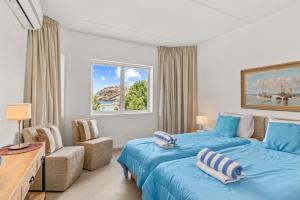 Postel nebo postele na pokoji v ubytování Blue Bay Beach Apartments + 37 fotografií