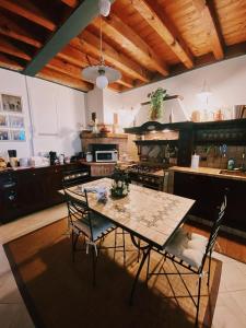 een keuken met een tafel en stoelen in een kamer bij Garda Paradise Country House in Lonato