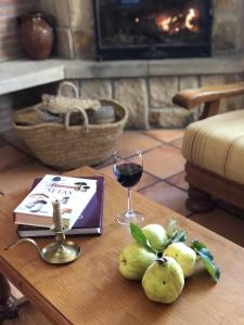 uma mesa com um livro e um copo de vinho em Chanin I em Pinilla de los Barruecos