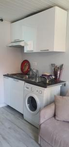 a kitchen with a washing machine in a room at Le cocooning in Andernos-les-Bains