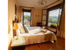 um quarto com uma cama e uma grande janela em Chanin I em Pinilla de los Barruecos
