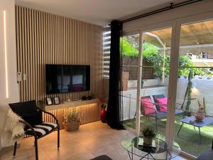 Televízia a/alebo spoločenská miestnosť v ubytovaní PUERTO BANUS Apartamento DUO