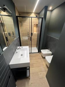 een badkamer met een wastafel, een douche en een toilet bij Garda Paradise Country House in Lonato
