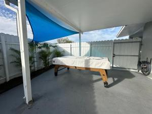 una cama de colchón bajo un dosel en un patio en Dream House 4B/2B King Bed Miami Springs, FL en Miami