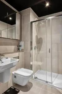 W łazience znajduje się prysznic, toaleta i umywalka. w obiekcie Luxury 3 bed Flat in Stratford Westfield w Londynie