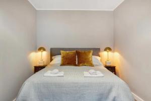 sypialnia z łóżkiem z dwoma ręcznikami w obiekcie Luxury 3 bed Flat in Stratford Westfield w Londynie