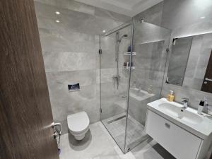 een badkamer met een douche, een toilet en een wastafel bij cité wehat in Tunis