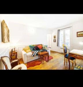a living room with a couch and a table at Appart Paris vue Tour Eiffel in Paris