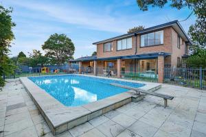 una casa con piscina frente a una casa en Private Paradise in Keysborough with pool en Keysborough
