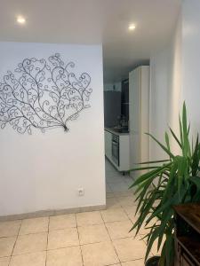 a kitchen with a wall with a drawing on it at Appartement Cosy Centre Nice in Nice