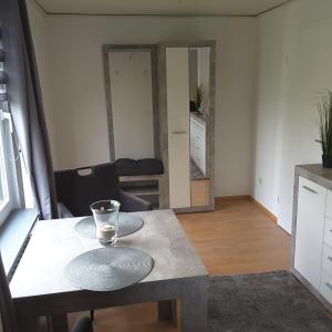 ブットヤーディンゲンにあるHeimatのテーブルとキッチンのあるリビングルーム