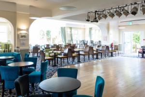 Trecarn Hotel في توركواي: غرفة طعام مع طاولات وكراسي