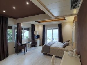 a bedroom with a bed and a table and chairs at Hotel Regina in Alassio +70 photos