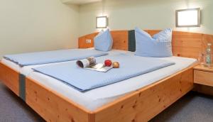 Letto o letti in una camera di Erlebnis-Hotel-Appartements
