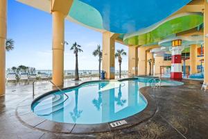 una gran piscina en un gran edificio en Splash Beach Resort by Panhandle Getaways, en Panama City Beach