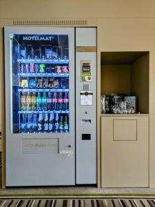 una máquina expendedora llena de bebidas en Taste Style Hotel Bären Auggen en Auggen