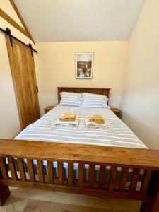 1 dormitorio con 1 cama con 2 toallas en Dog friendly barn conversion in the Wye Valley en Mitchel Troy