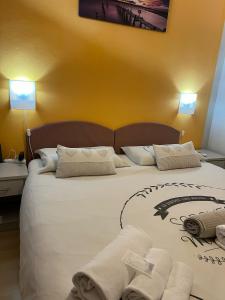 A bed or beds in a room at Front Lake Amazing View