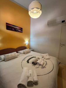 A bed or beds in a room at Front Lake Amazing View