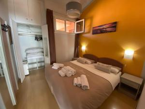 A bed or beds in a room at Front Lake Amazing View