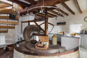 una cocina con una rueda grande en una habitación en Cider Mill Cottage, en Clifton upon Teme
