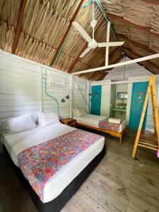 Un dormitorio con una cama y una escalera. en Hotel Las Casitas De Mar Adentro, en Isla Grande